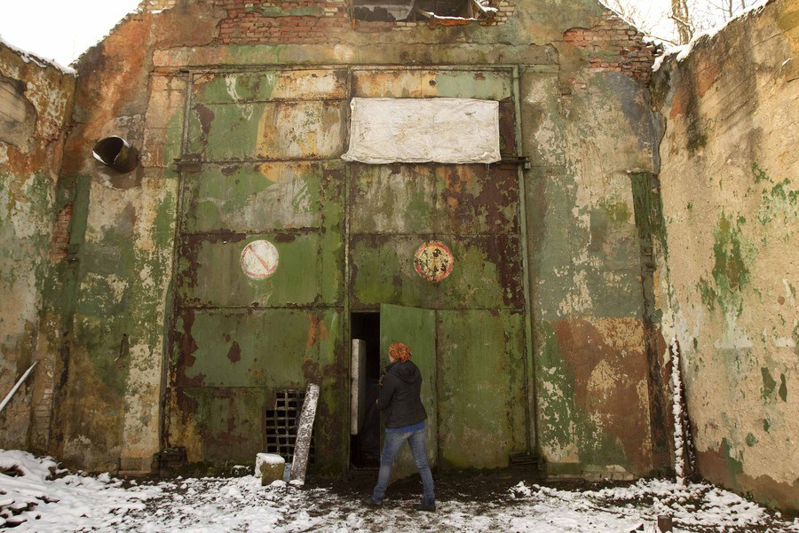 A worker closes a door of a hangar at a private farm where workshops are located at a former Soviet missile military base in the village of Minoity, some 160 km (100 miles) west of Minsk, December 4, 2012. The farm cultivates and sells about 10 tons of oyster mushrooms, or Veshenka mushrooms, each month in Belarus and neighboring countries. The mushrooms cost 23,000 Belarussian roubles ($2.70) per kg. REUTERS/Vasily Fedosenko (BELARUS - Tags: MILITARY ENVIRONMENT SOCIETY AGRICULTURE BUSINESS)