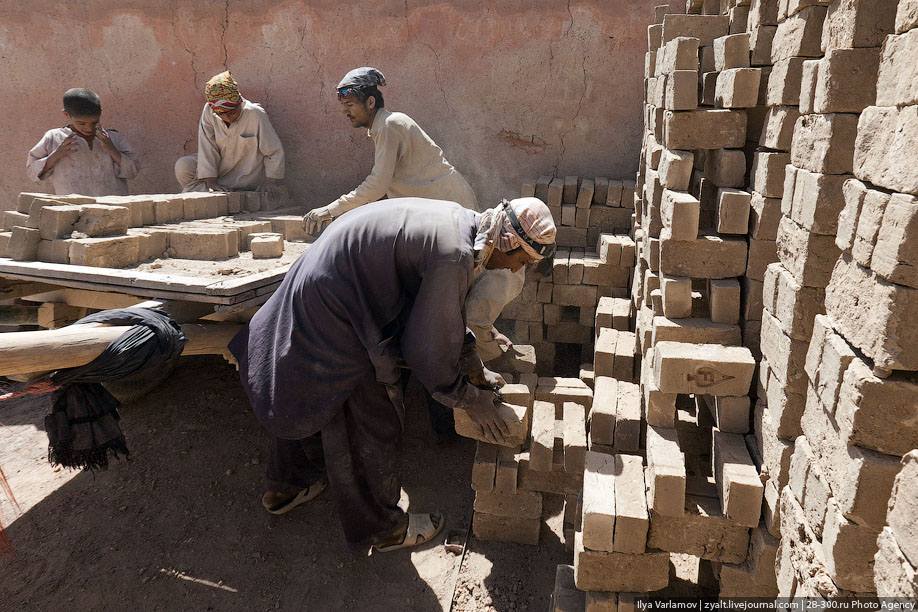 Как делают кирпичи в Афганистане